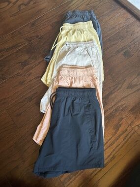 5 pairs of VRST brand shorts